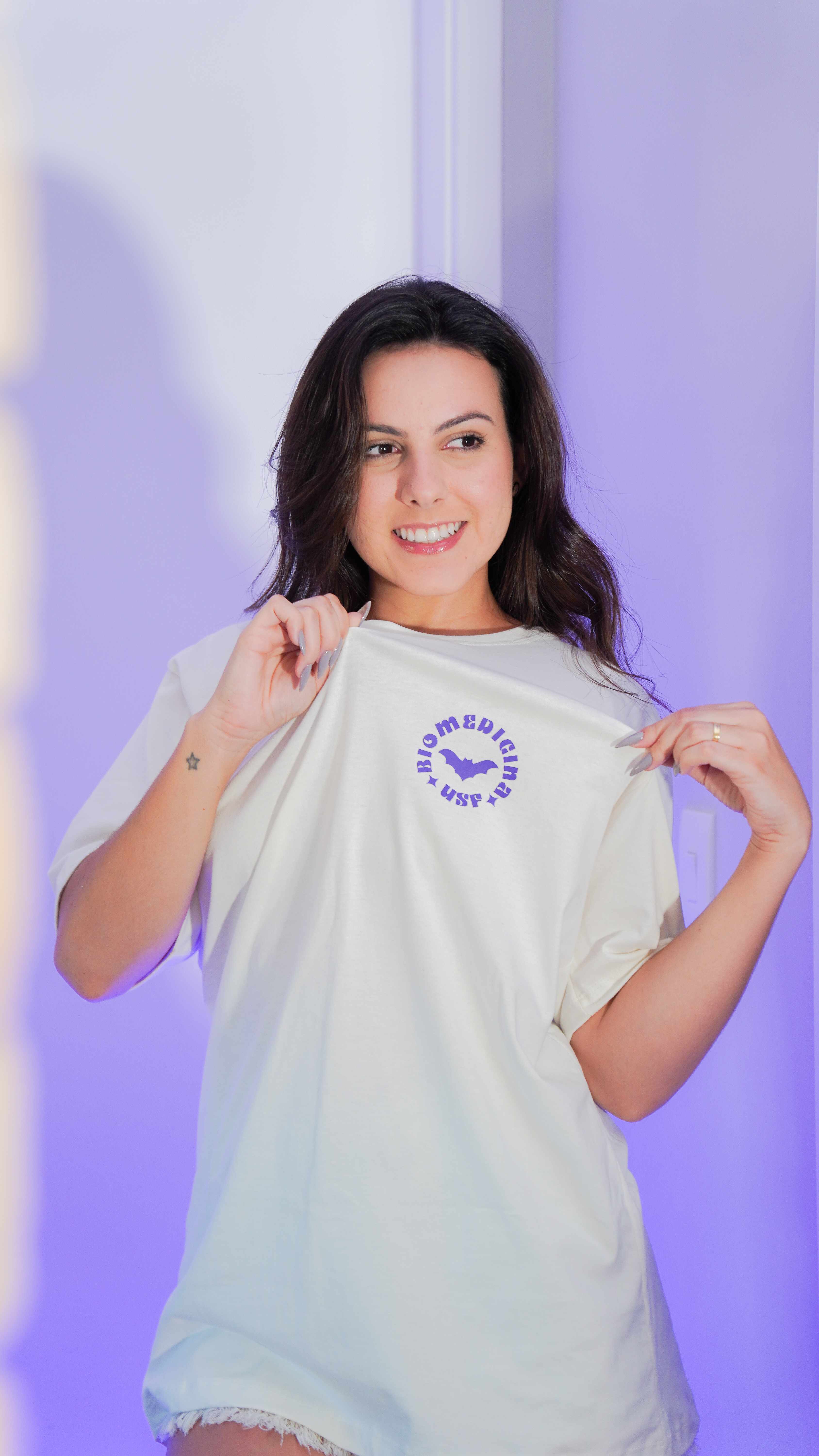 Camiseta off-white com estampa Biomedicina USF