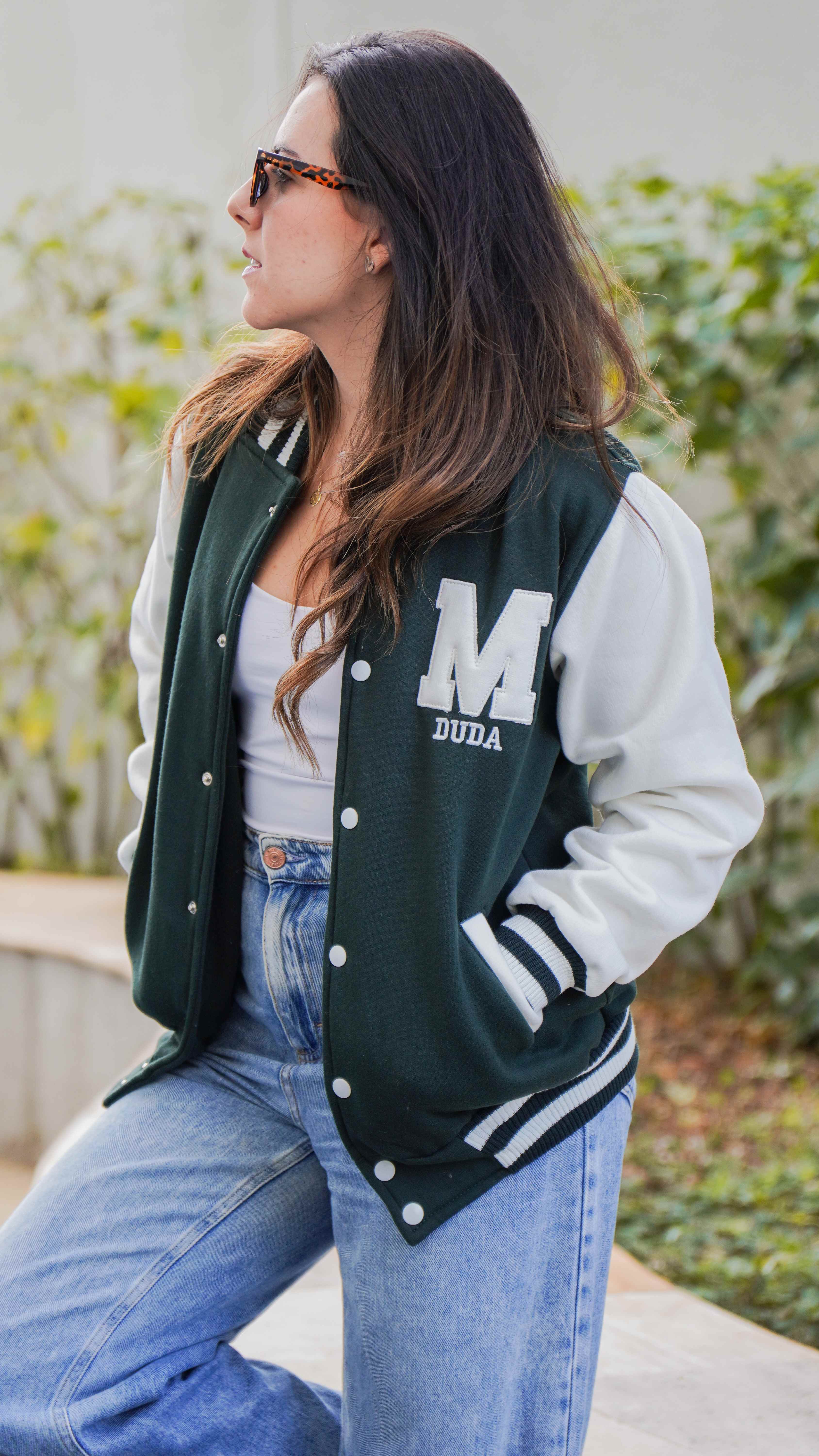 Modelo vestindo jaqueta college personalizada da Deckstil
